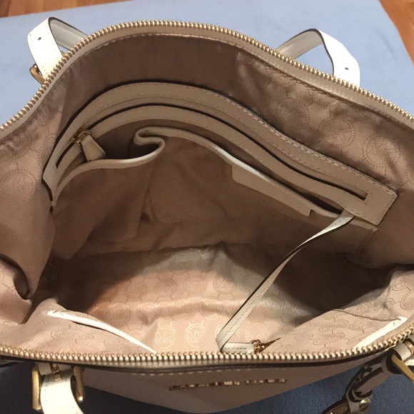 Large white Michael Kors tote with gold trim - Picture 5 of 6